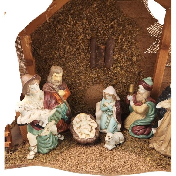 Large Nativity Christmas Holiday Set With 9 Figurines & Stable - Picture 5 of 16
